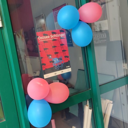 Ostsee Schlingel Plakat mit Luftballons im FRIEDA23 Foyer.