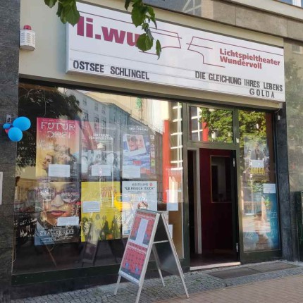 Schaufenster des Metropols mit Ostsee Schlingel an der Leuchtreklame und einem Aufsteller mit den Plakaten