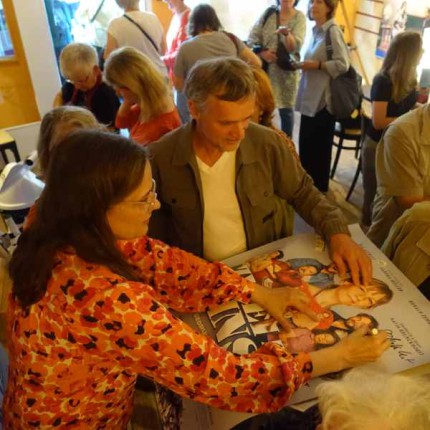 Natja Brunckhorst beim Signieren